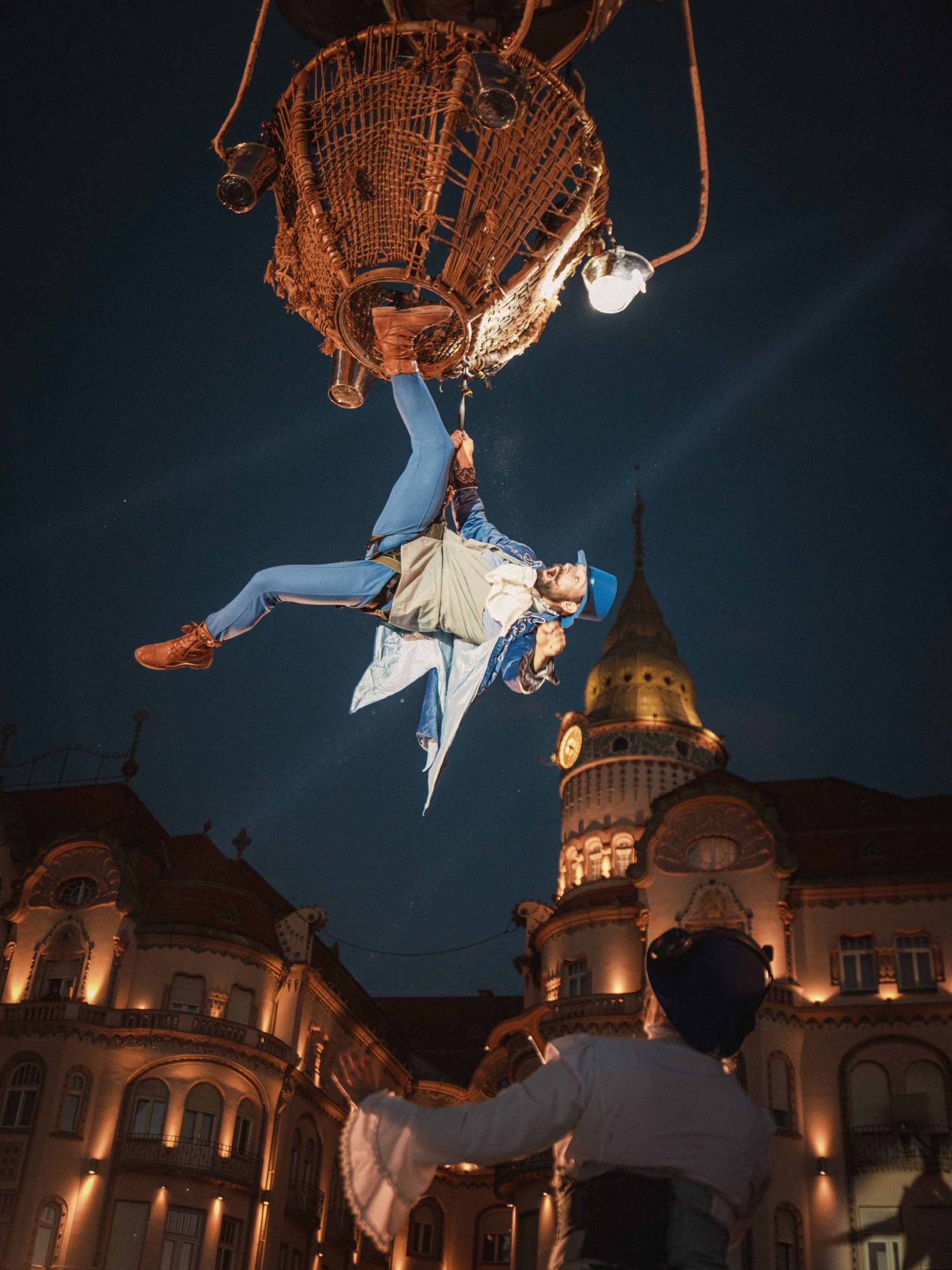 Légi színházi előadás a nagyváradi FestiFall rendezvényen. A spanyol Grupo Puja! (El Teatro Que Vuela) társulat által bemutatott produkciót Verne Gyula képzeletbeli világa és klasszikus kalandregényei ihlették. Fotó: FestiFall