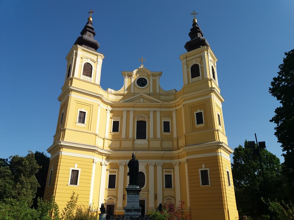 Római katolikus bazilika:A nagyváradi római katolikus székesegyház a legnagyobb barokk stílusban épült templom Romániában. A bazilika monumentális méretű. A központi hajó hossza 70, szélessége 30?40 méter. Falait vaskói és carrarai márvány borítja. Két oldalsó hajója és két templomtornya van. II. János Pál pápa 1991-ben a templomot basilica minor rangra emelte.