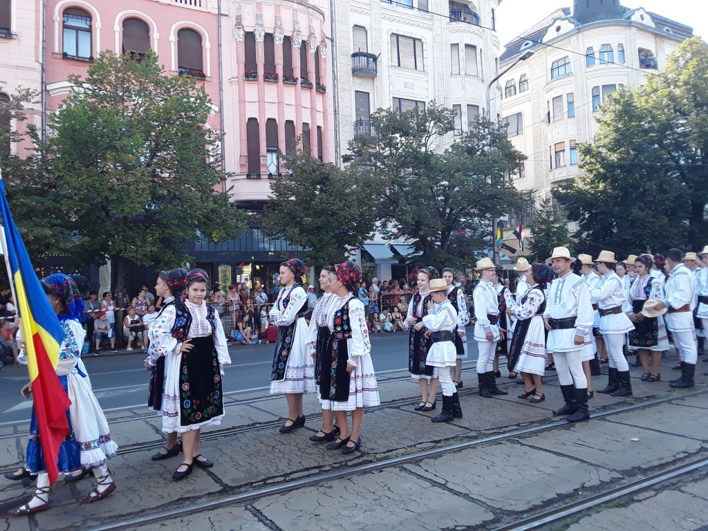 A Bihorul folklóregyüttes kis táncosa örömmel pózolt nekünk.