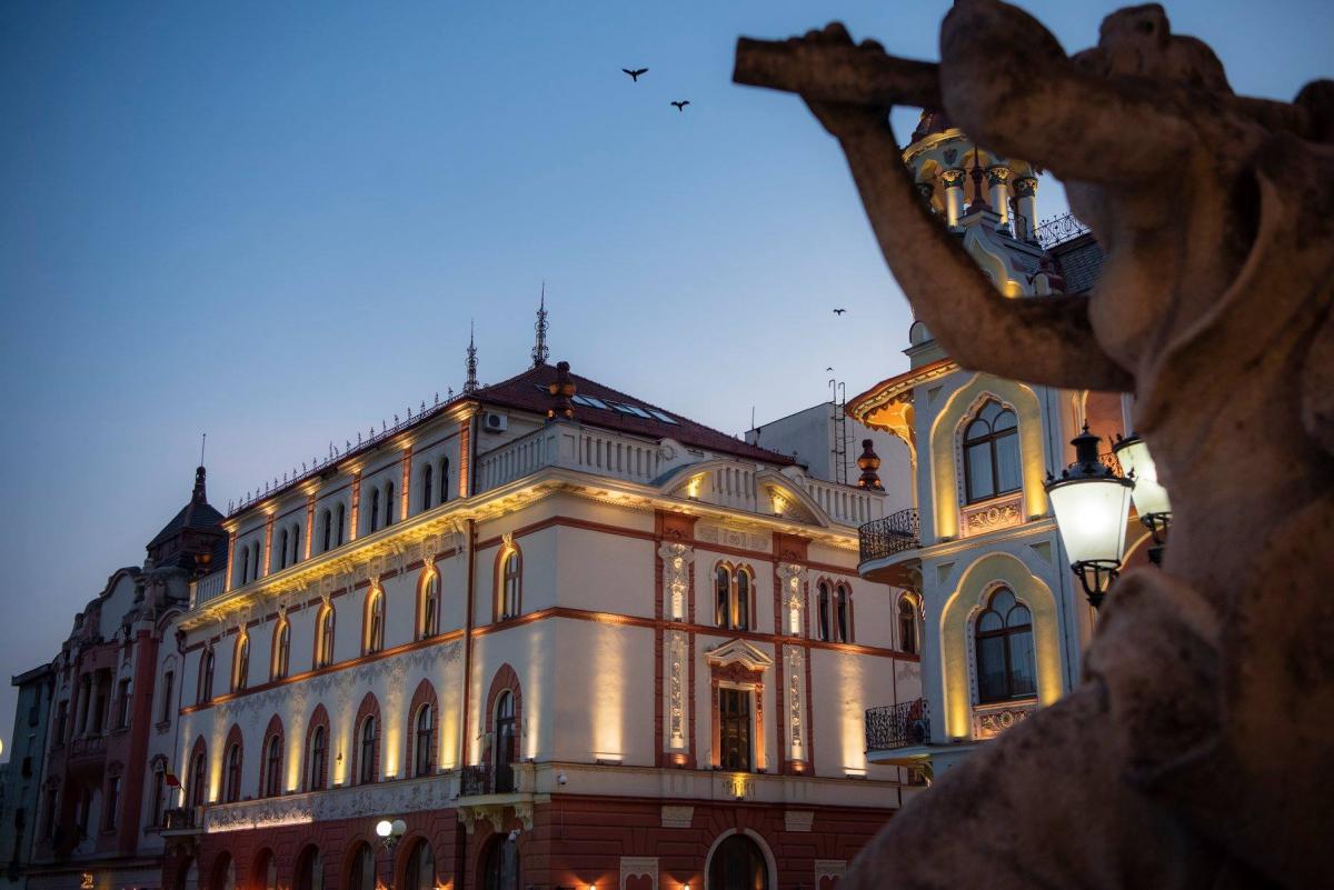 Pannónia Szálló: Az 1904 júliusában megnyitott szálloda földszintjén nagyméretű kávéház, étterem és egy ?impozáns télikert? foglalt helyet, míg a pincehelyiségben sörház volt berendezve. A szállodában 1907-től Uránia néven mozgóképszínház működött. A szállodaépületet ifj. Guttman József építette meg saját terve alapján. Az eklektikus stílusú épület főhomlokzatát domborművek, illetve virág, szalag, puttó kombinációjából formált, sgraffitoszerű díszítések színesítik.