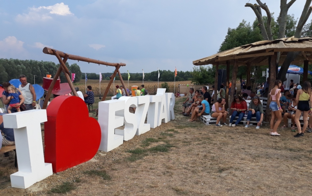 Az óriásbetűk több helyen is megjelentek a fesztivál helyszínén. (Lesz még ennél nagyobb is! )