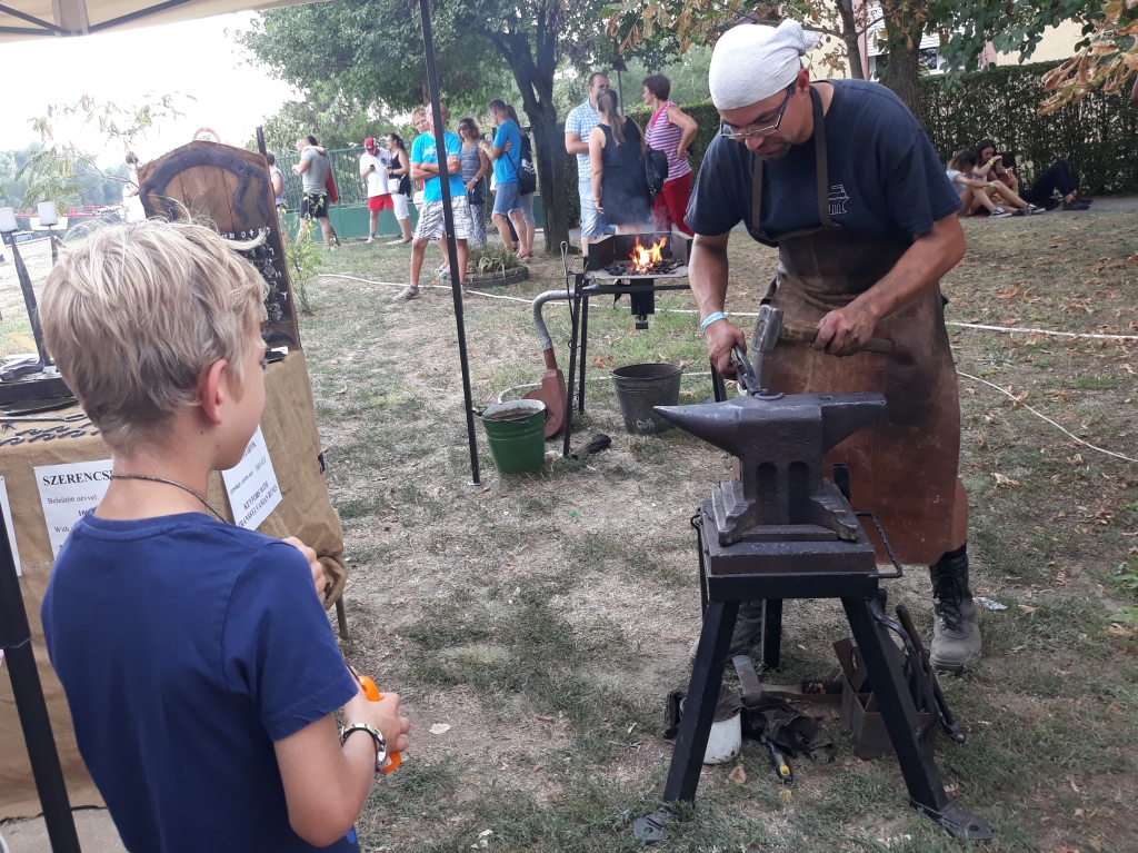 Készül a szerencsepatkó.