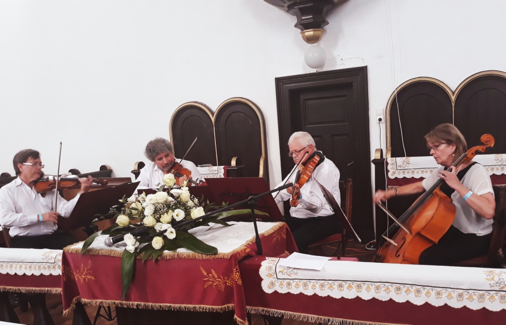 A református templomban vastapssal köszönték meg az érdeklődők a nagyváradi Intermezzo Quartett koncertjét. A Filharmónia tagjait Meleg Vilmos igazgató is elkísérte.