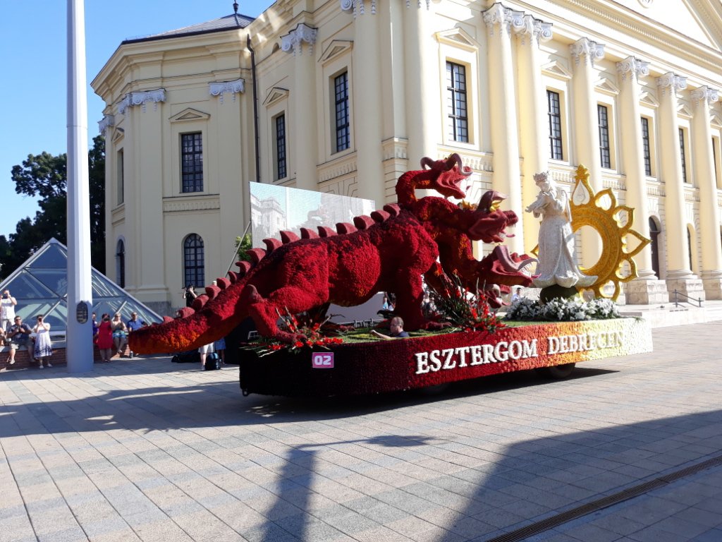 A Napba öltözött asszony Debrecen és Esztergom közös kocsija.