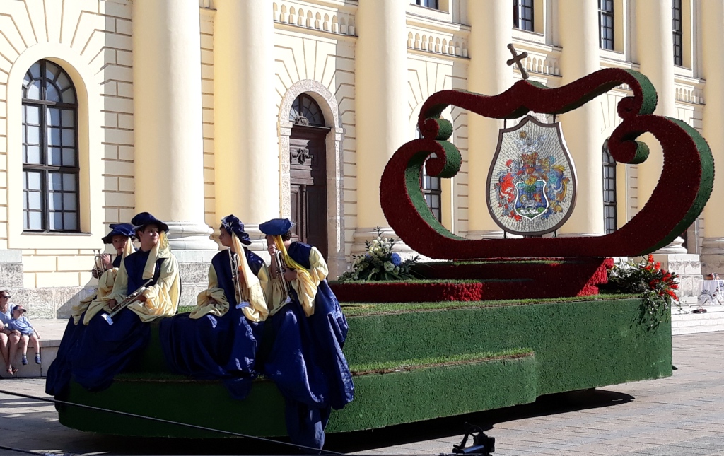 Debrecen a nap és a fény városa. A Főnix rendezvényszervező kocsija.