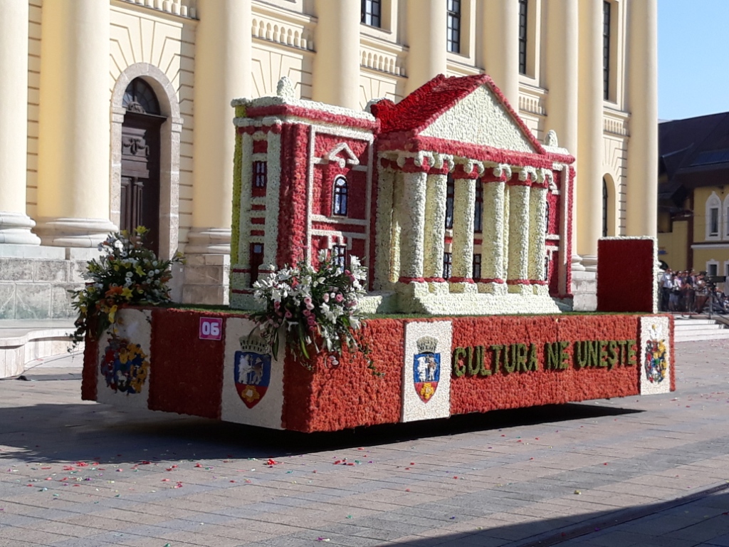 Debrecen és Nagyvárad közös kocsija a két várost összekötő kulturális hagyományokra utal.