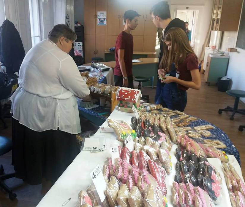 A mézeskalács-készítő népi iparművész, Katonáné Kalmár Terézia Nádudvarról érkezett.