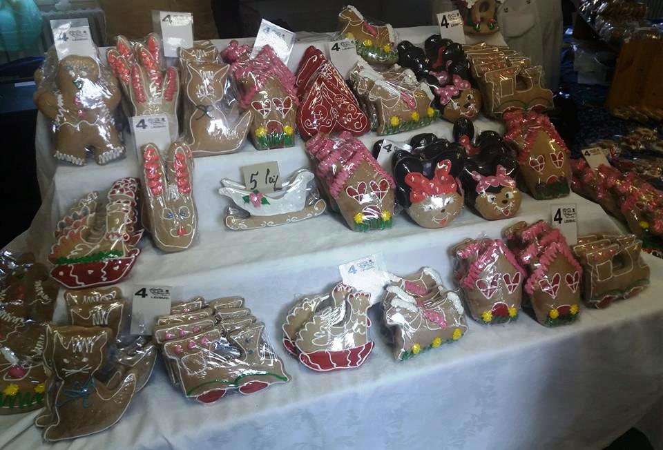 A kiállításon a hagyományos formák mellett a mesefigurák ihlette mézeskalács is jól megfér.