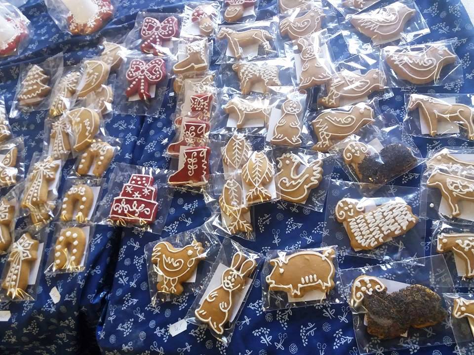 A kis apró mézeskalácsok karácsonyfadíszként, ajándékkísérőként is remekül szolgálnak. Készítőjük Katonáné Kalmár Terézia.