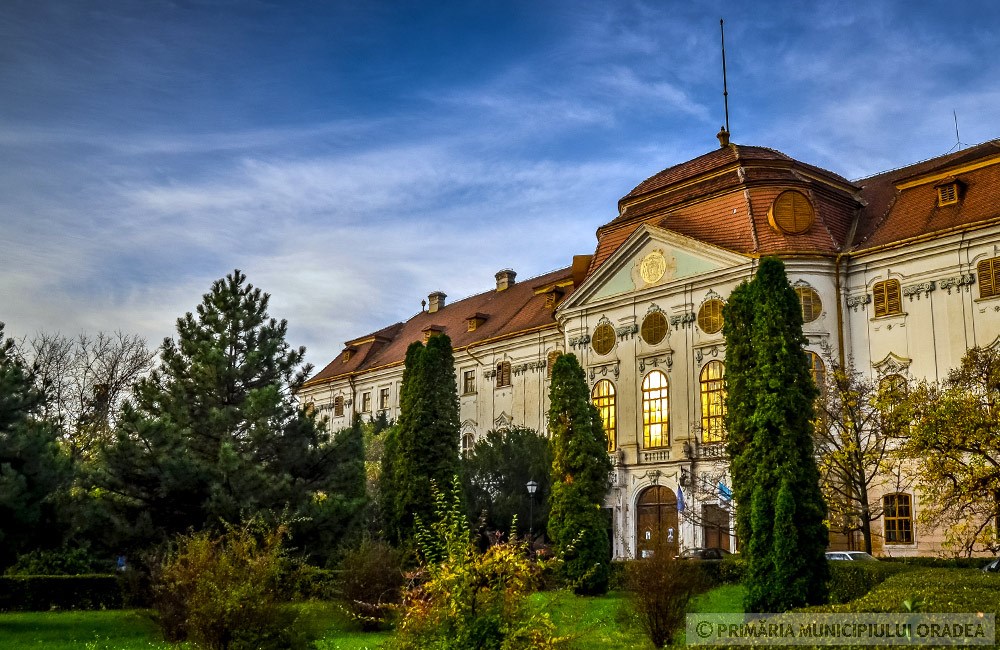 Barokk Palota: A római katolikus püspöki palota vagy barokk palota 1761 és 1777 között épült, a bécsi Franz Anton Hillebrandt építész műve. Az alapkő 1762 május 23-i letételét követően a munkálatok az osztrák építészmérnök, Johann Michael Neumann irányításával zajlottak. A palota épülete monumentális külseje és fényűző belseje miatt különleges. 