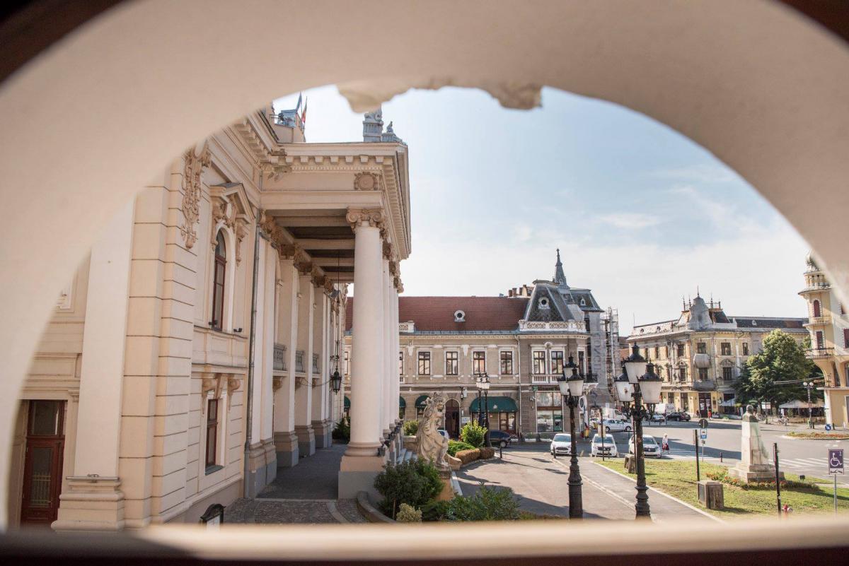 Szigligeti Színház: A nagyváradi eklektikus építészet egyik legszebb példája a színház, amely túlsúlyban neoreneszánsz elemeket tartalmaz, de a legdíszesebb része a középrész elé emelt, a klassziciszta hagyományokat követő, nyílt, oszlopos csarnok a háromszögű oromzattal, amelyet egykoron domborművek díszítettek. A színház épülete belül a neobarokk stílus tobzódását mutatja be. A színház előtti szobrok a színházművészet két múzsáját ábrázolják: a tragédiáét (Melpoméné) és a komédiáét (Thália).