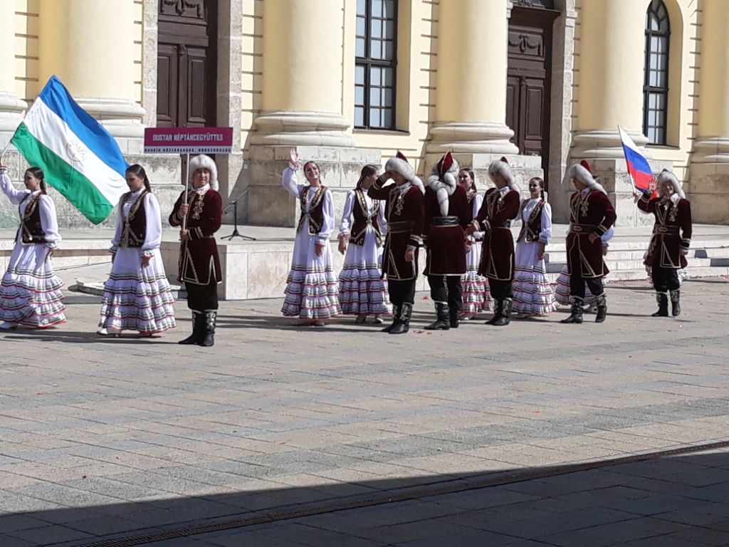 Az oroszországból érkező táncosok férfi tagjai prémes sapkát viseltek. 