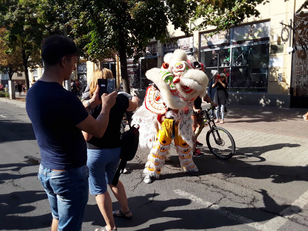 A sárkányok kiléptek a felvonulók sorából, és a nézők közé  futottak.