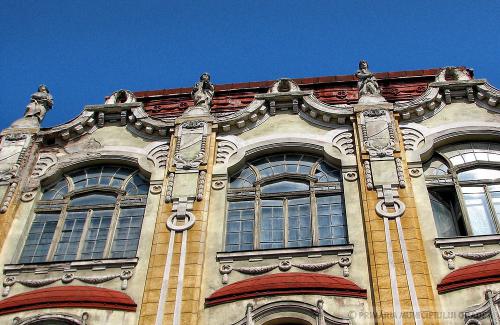 Apolló palota:A monumentális palota építési munkálatai 1912-ben kezdődtek. Ifjabb Rimanóczy Kálmán tervei alapján készült, az épület első részét ő maga építette, halála után pedig Krause Tivadar folytatta a munkálatokat az épület 1914-es elkészültéig. A palota elegánsan ötvözi a berlini szecessziót a német Empire stílus heraldikus elemeivel. 