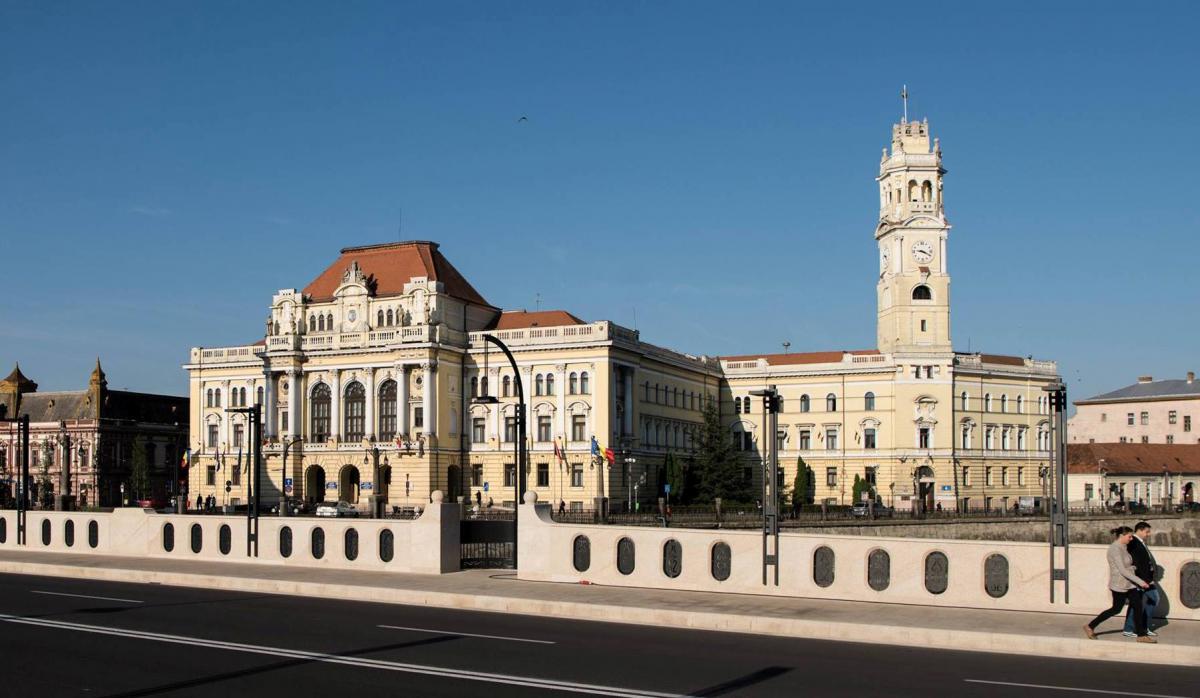 Városháza: A nagyváradi városháza ifj. Rimanóczy Kálmán tervei alapján épült, aki 1896-ban nyerte meg az építkezésre kiírt pályázatot. A városháza felavatására rendezett, első ünnepi közgyűlésre 1904. január 10-én került sor. A városháza 50 méter magas tornyának négy szintje közül három panoráma-kilátóval rendelkezik. A torony tetejére vezető 250 lépcsőfok megtételéért a városra nyíló csodálatos kilátás kárpótolja a látogatókat.